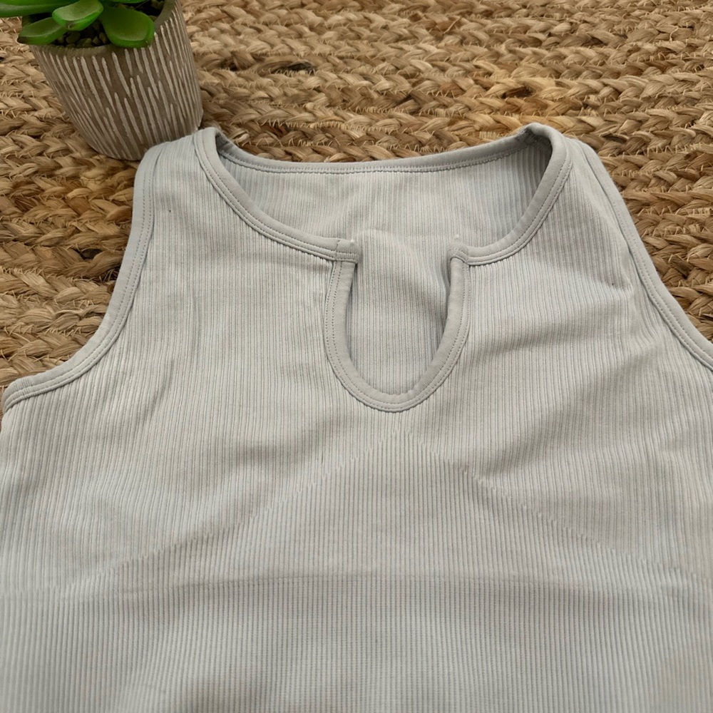 SEAMLESS RIBBED ATHLETIC TANK - Picture 3 of 7